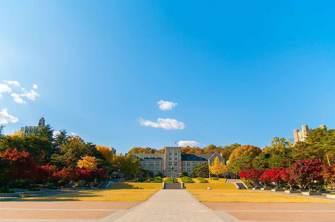 고려대학교 본관과 잔디 광장, 가을빛으로 물든 안암 캠퍼스
