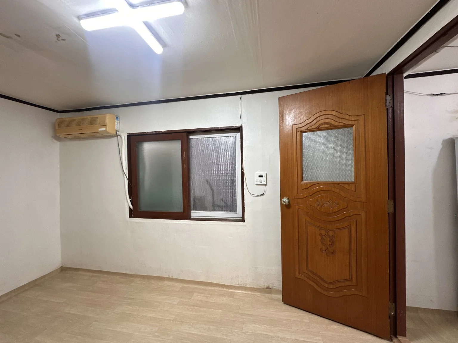 Jongam-dong ground-floor studio · Separate kitchen, west-facing, no fixed maintenance fee