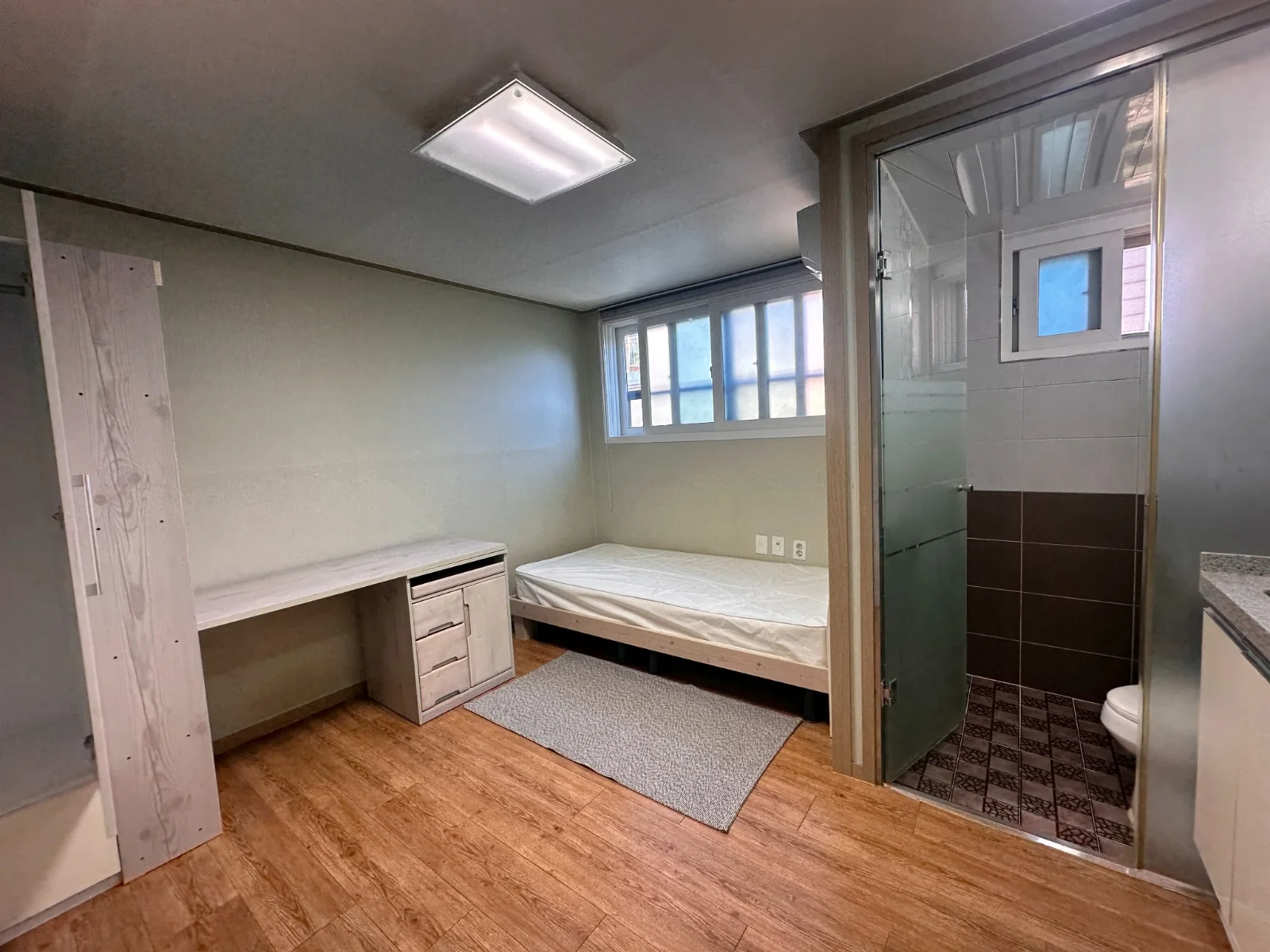 Jongam-dong Unit 403 · West-facing studio