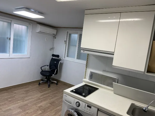Unit 101, Anam-dong 1-ga · West-facing studio
